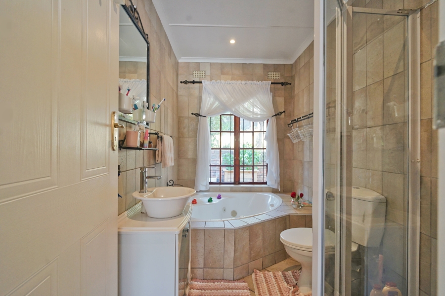 To Let 5 Bedroom Property for Rent in Beacon Bay Eastern Cape